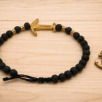 Ανδρικό βραχιόλι με επίχρυσα στοιχεία & μαύρες ματ κεραμικές χάντρες