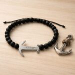 Ανδρικό βραχιόλι με επάργυρα στοιχεία & μαύρες ματ κεραμικές χάντρες