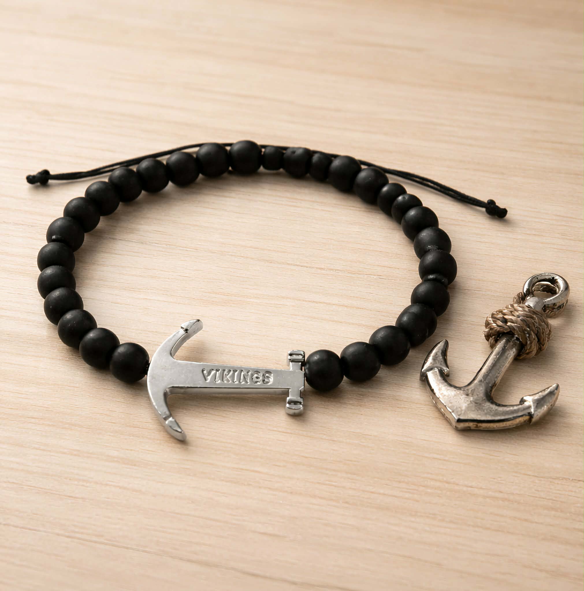 att.FYYju1VoUi7Sjw0OOyIYLPjX2ZH6lCMQOY08Y8eY61w Ανδρικό βραχιόλι με επάργυρα στοιχεία & μαύρες ματ κεραμικές χάντρες - Image 1