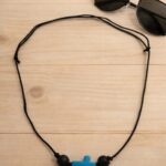 Ανδρικό κολιέ με μαύρες ματ κεραμικές χάντρες και τιρκουάζ σταυρό