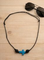 Ανδρικό κολιέ με μαύρες ματ κεραμικές χάντρες και τιρκουάζ σταυρό