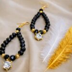Σκουλαρίκια επίχρυσα με μαύρες γυάλινες χάντρες