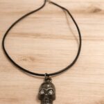 Ανδρικό κολιέ με μεταλλικά στοιχεία