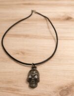 Ανδρικό κολιέ με μεταλλικά στοιχεία