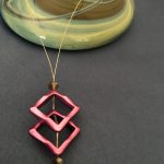 Κολιέ με κορδόνι και κεραμικές  χάντρες