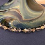 Κολιέ με χάντρες τύπου Swarovski.