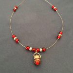 Κολιέ με γυάλινες χάντρες.