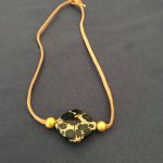 Κολιέ με δερμάτινο κορδόνι.