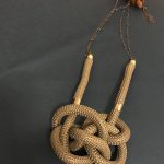 Κολιέ με γκρι κορδόνι και επάργυρη αλυσίδα.