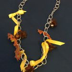 Κολιέ με επάργυρη αλυσίδα και δανδέλα σε γήινα χρώματα