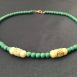 Κολιέ με πέρλες αχάτη και ασημένιες λεπτομέρειες.