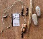 Κολιέ με κορδόνι, κούμπωμα μακραμέ και χάντρες γυάλινες σε καφέ αποχρώσεις.