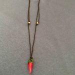 Κολιέ με κορδόνι και επίχρυσα στοιχεία - κούμπωμα μακραμέ.