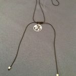 Κολιέ με κορδόνι και επάργυρα στοιχεία - κούμπωμα μακραμέ.