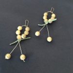 Σκουλαρίκια με ασημί σύρμα, κορδόνι δέρμα και κεραμικές πέρλες