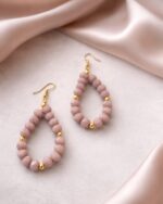 Σκουλαρίκια επίχρυσα με γυάλινες χάντρες σε μωβ λιλά απόχρωση