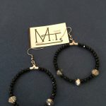 Σκουλαρίκια ατσάλινοι κρίκοι με γυάλινες χάντρες