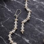 Σκουλαρίκια επάργυρα με λευκές χάντρες Swarovski και μεταλλικά στοιχεία