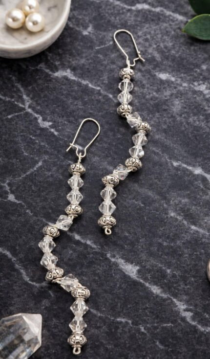 Σκουλαρίκια επάργυρα με λευκές χάντρες Swarovski και μεταλλικά στοιχεία