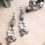 Σκουλαρίκια με μεταλλικά στοιχεία και γυάλινες χάντρες