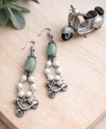 Σκουλαρίκια με μεταλλικά στοιχεία και γυάλινες χάντρες