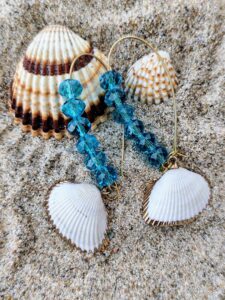 Σκουλαρίκια επίχρυσα με γυάλινες χάντρες σε γαλάζιο χρώμα και κοχύλια με επίχρυση λεπτομέρεια