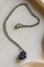 Κολιέ με ατσάλινη αλυσίδα και γυάλινες χάντρες