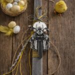 Λαμπάδα χρώμα γκρι, με ξύλινο διακοσμητικό μηχανή