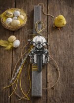 Λαμπάδα χρώμα γκρι, με ξύλινο διακοσμητικό μηχανή