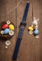 Λαμπάδα τετράγωνη χρώμα μπλε σκούρο με ξύλινα στοιχεία