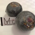 Αφρίζουσα Bath Bomb με ενεργό άνθρακα & έντονο ανδρικό άρωμα