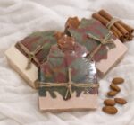 Χειροποίητο σαπούνι για το πρόσωπο & το σώμα με άρωμα μελομακάρονο