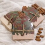 Χειροποίητο σαπούνι για το πρόσωπο & το σώμα με άρωμα μελομακάρονο