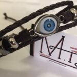 Ανδρικό δερμάτινο βραχιόλι με μεταλλικά στοιχεία σε σκούρο καφέ χρώμα & ματάκι