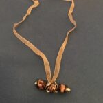 Κολιέ με καφέ οργάνζα κορδόν και γυάλινες χάντρες