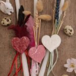 Λαμπάδα λεπτή χρώμα λευκό με πούπουλα ή αποξηραμένα λουλούδια και χειροποίητο αρωματικό σαπουνάκι σε σχήμα καρδιάς