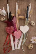 Λαμπάδα λεπτή χρώμα λευκό με πούπουλα ή αποξηραμένα λουλούδια και χειροποίητο αρωματικό σαπουνάκι σε σχήμα καρδιάς