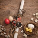 Λαμπάδα τετράγωνη χρώμα λευκό με ξύλινο στοιχείο-μπρελοκ