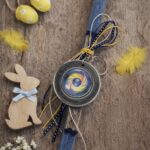 Λαμπάδα τετράγωνη χρώμα μπλε με ξύλινο στοιχείο-μπρελοκ