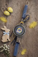 Λαμπάδα τετράγωνη χρώμα μπλε με ξύλινο στοιχείο-μπρελοκ