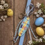 Λαμπάδα τετράγωνη 25 cm χρώμα γαλάζιο με ξύλινο στοιχείο-μπρελοκ