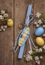 Λαμπάδα τετράγωνη 25 cm χρώμα γαλάζιο με ξύλινο στοιχείο-μπρελοκ