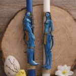 Λαμπάδες χρώμα λευκό & μπλε, τετράγωνο σχημα, με ξύλινα διακοσμητικά