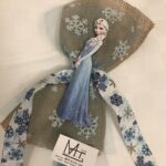 Λαμπάδα χρώμα σιελ, πλακέ, με ξύλινο στοιχείο Frozen