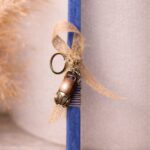 Λαμπάδα τετράγωνη με μεταλλικό μπρελόκ αυτοκίνητο vintage