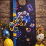 Λαμπάδα τετράγωνη χρώμα μπλε με ξύλινο στοιχείο Dualsense, ξύλινη πλάτη & ενσωματωμένο ποτηράκι