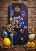 Λαμπάδα τετράγωνη χρώμα μπλε με ξύλινο στοιχείο Dualsense, ξύλινη πλάτη & ενσωματωμένο ποτηράκι