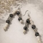 Σκουλαρίκια επάργυρα με λευκό αχάτη και κεραμικές χάντρες