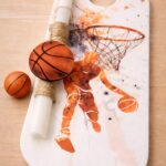 Λαμπάδα στρόγγυλη, χρώμα λευκό με ξύλινο στοιχείο Basketball & ξύλινη πλάτη